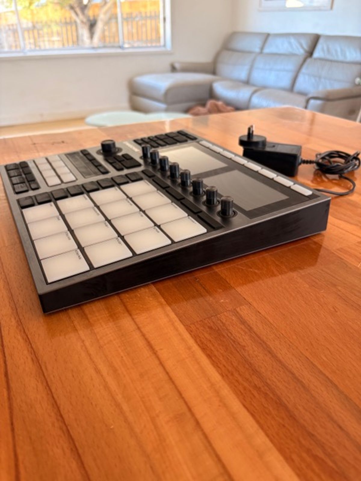 Native Instruments Maschine Plus - Present - Black - Image 8